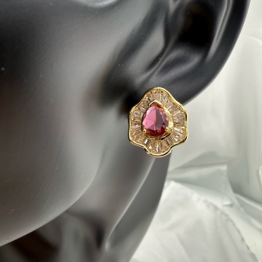 Classic vintage women Gold and Red Gemstone Earrings - Picture 10 of 11